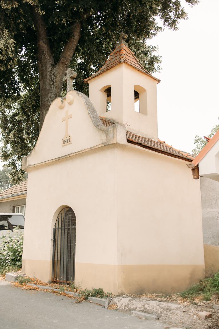 kaplička v&nbsp;Lešanech 